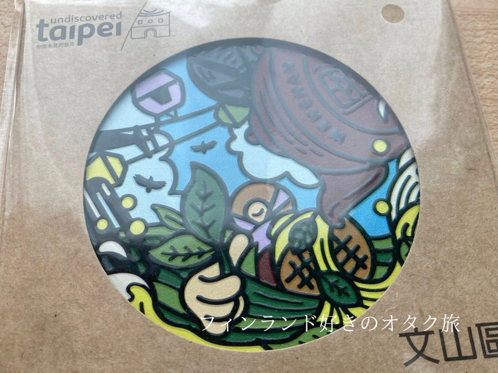 文山区のマンホールの置物。お茶摘みの様子やロープウェー、茶壺が描かれている。台湾には日本と同じくご当地マンホールがある。