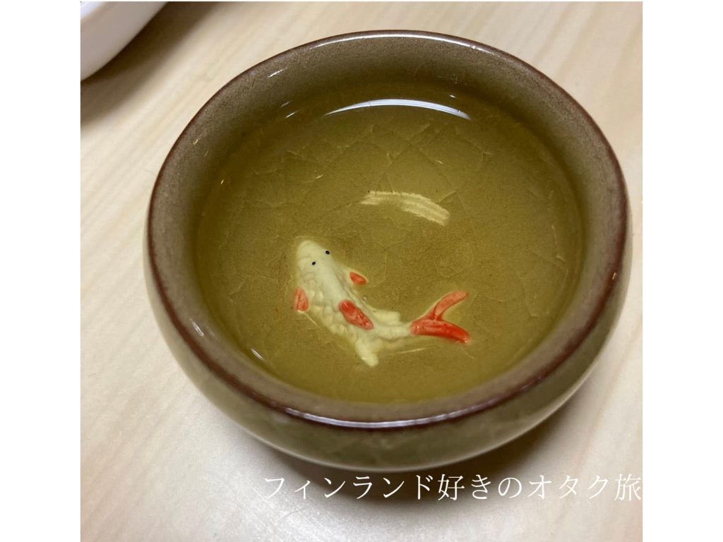 店主のおばちゃんがサービスしてくれた鯉が底にいる茶杯