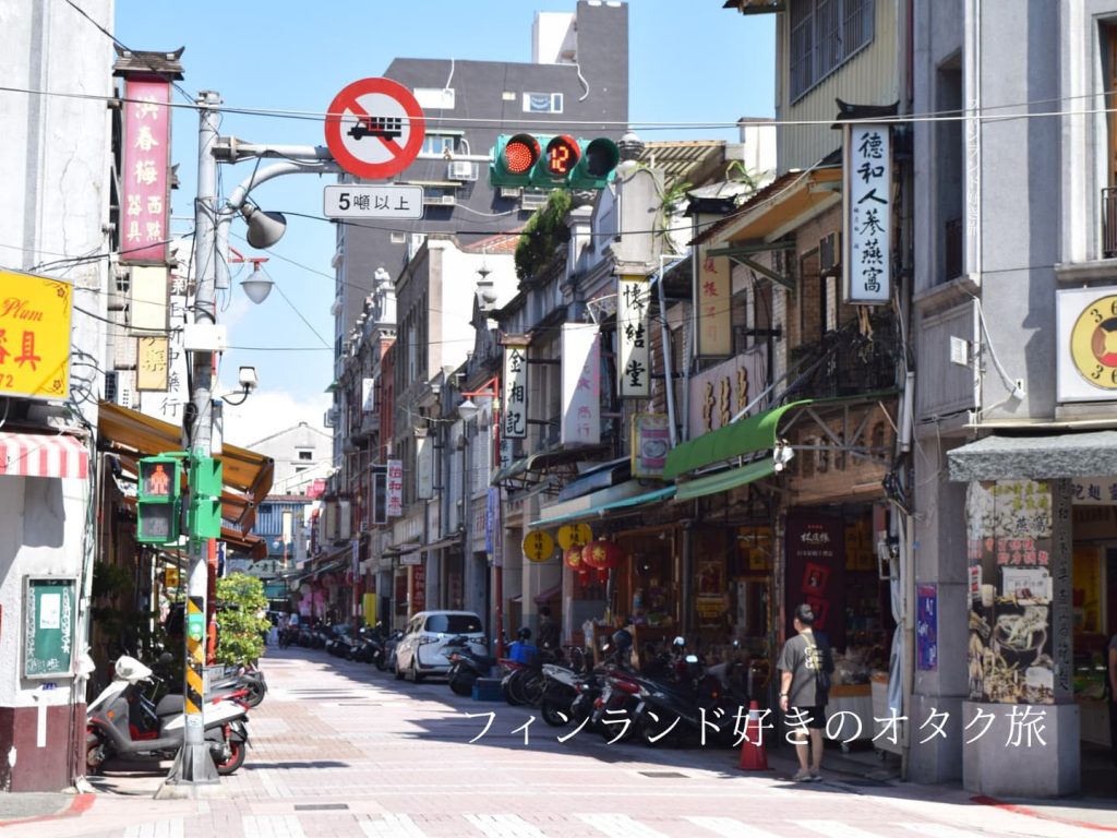 お店が所狭しと並ぶ迪化街の風景