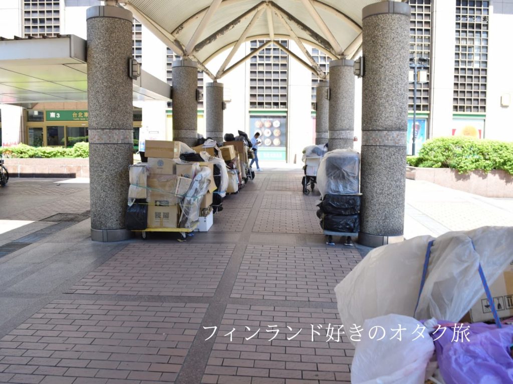 台北駅通路に並ぶホームレスの荷物。荷物の間でホームレスが寝ていることもあります。