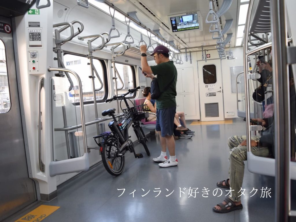 電車に自転車と一緒に乗る人