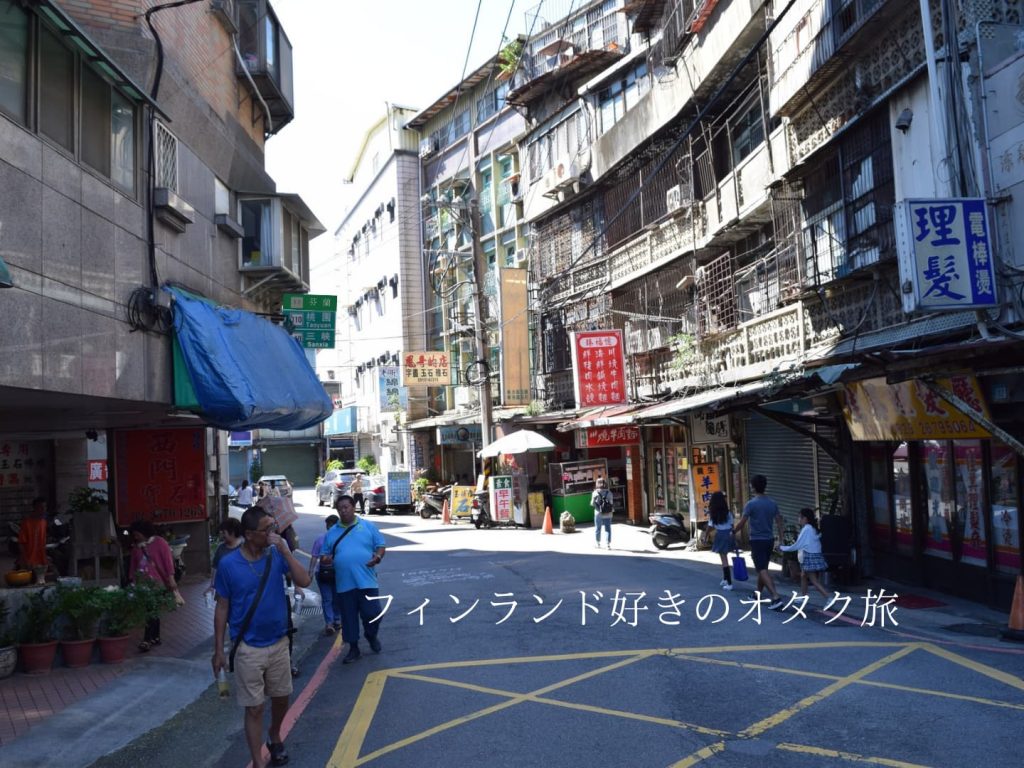 鶯歌に続く道にとても台湾的な生活感ある建物が並ぶ。