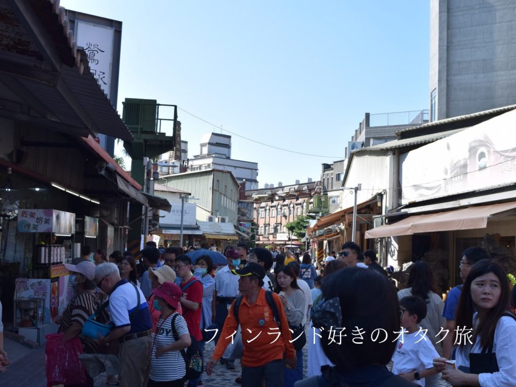 鶯歌老街の人混みの様子。お祭りか何かをやっていたようで、人でごった返していた。