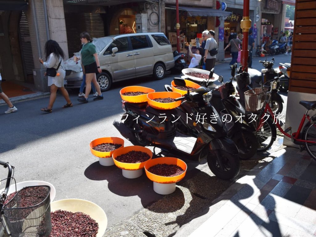 迪化街の問屋さん前に干しているお花