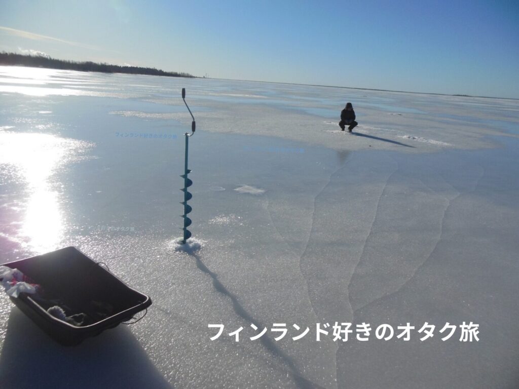 氷にネジネジ（アイスドリル）で穴をあけた