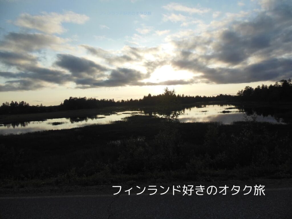 ７月上旬白夜のフィンランド。暗くはなるけど、日は沈まない（北緯69.5度くらい）