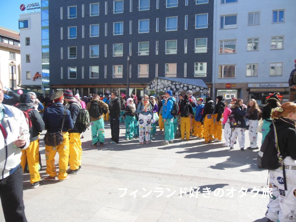 オウルで広場に集まるオーバーオール姿の学生たち。オーバーオールは腕の部分を腰に縛って、ズボンのようにして着るが多いです。