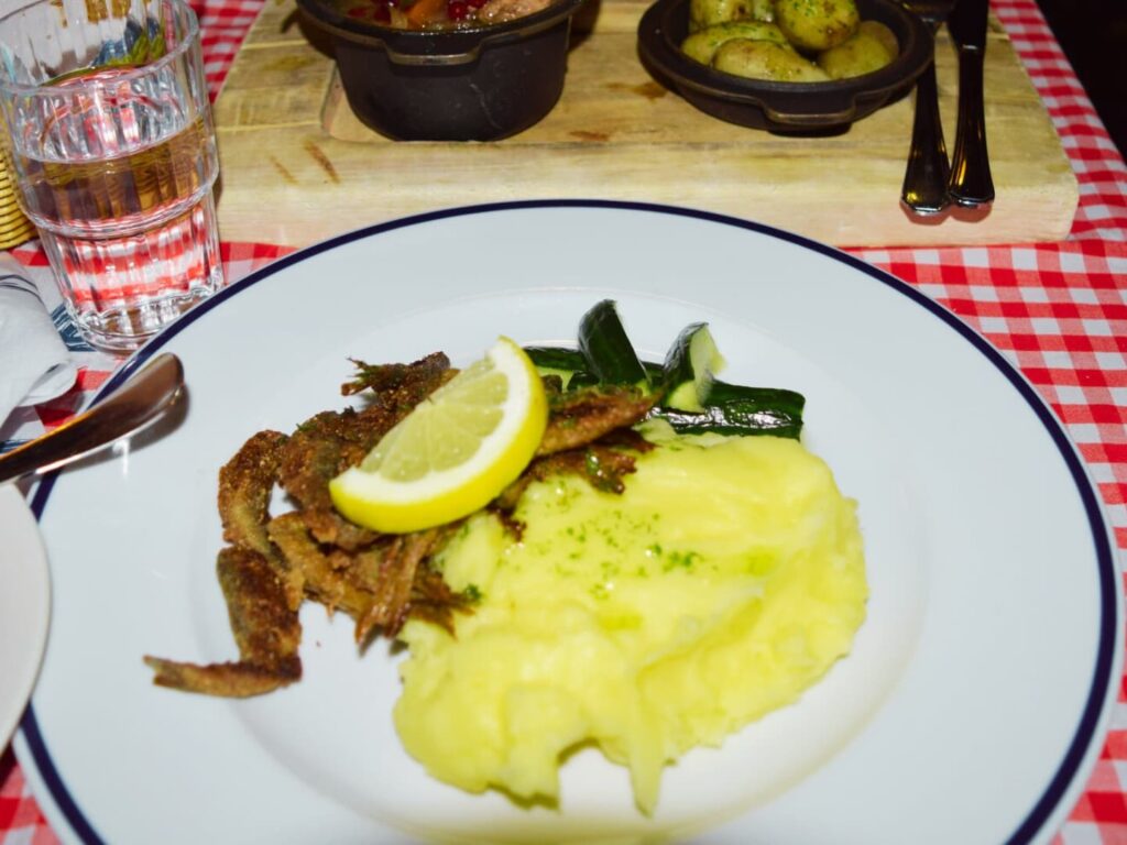 Muikku(ニシコクチマス)のフライと付け合わせのマッシュポテト