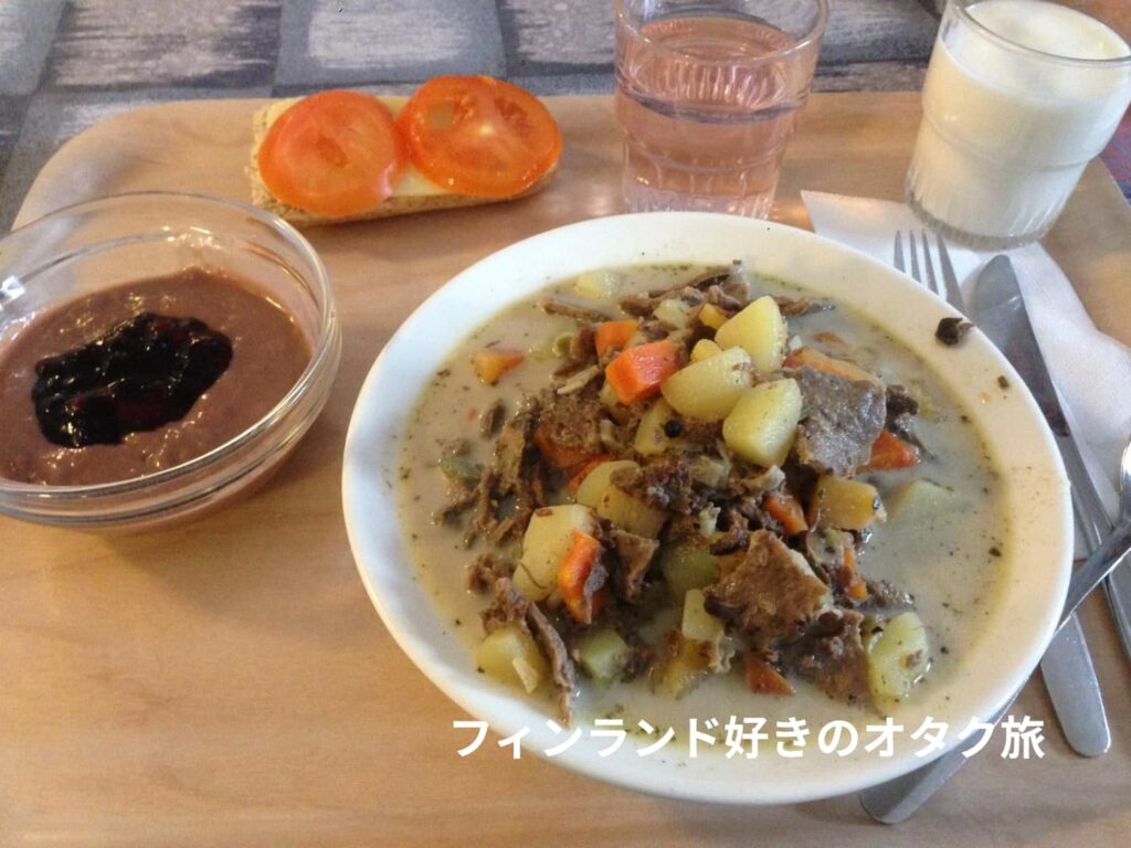 大学施設の食堂で食べたトナカイスープ