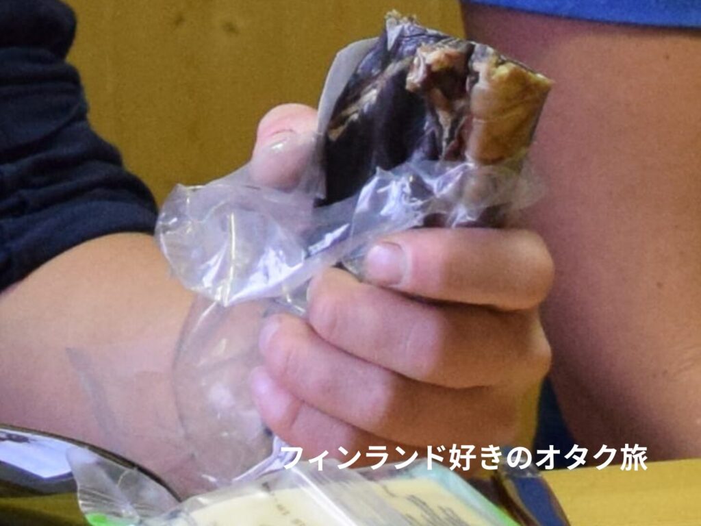 手に持ったトナカイの干し肉