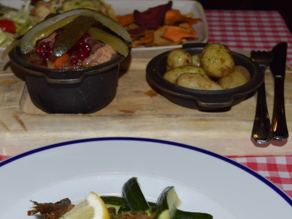 カレリアシチュー(+リンゴンベリージャム)と付け合わせのジャガイモ