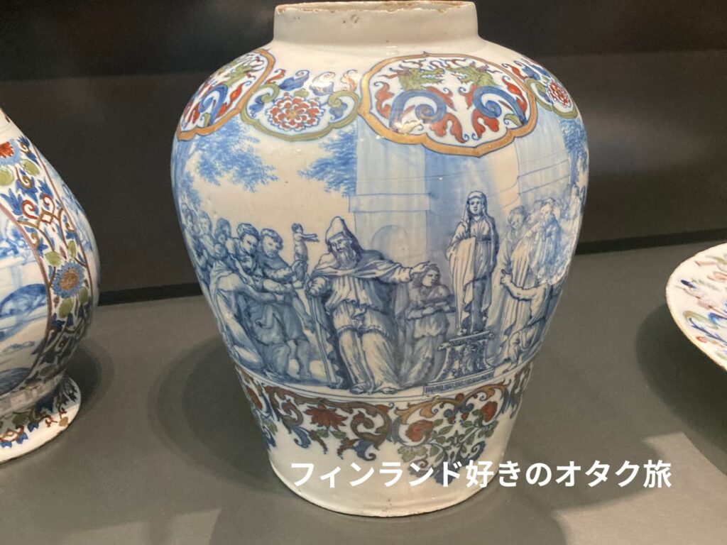 伊万里系の装飾に完全ヨーロッパの絵が描かれた壺