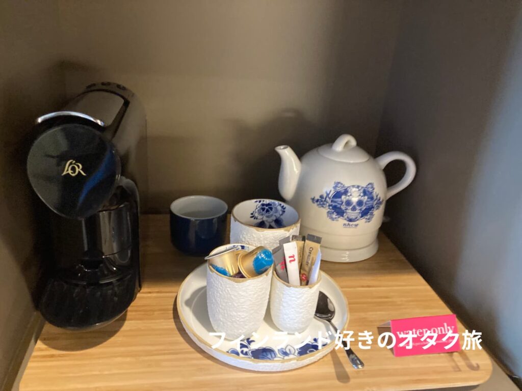 Hotel Nhowのデルフトスタイルの陶器のポットとコップ。アレンジを加えながら、現代でも愛されている