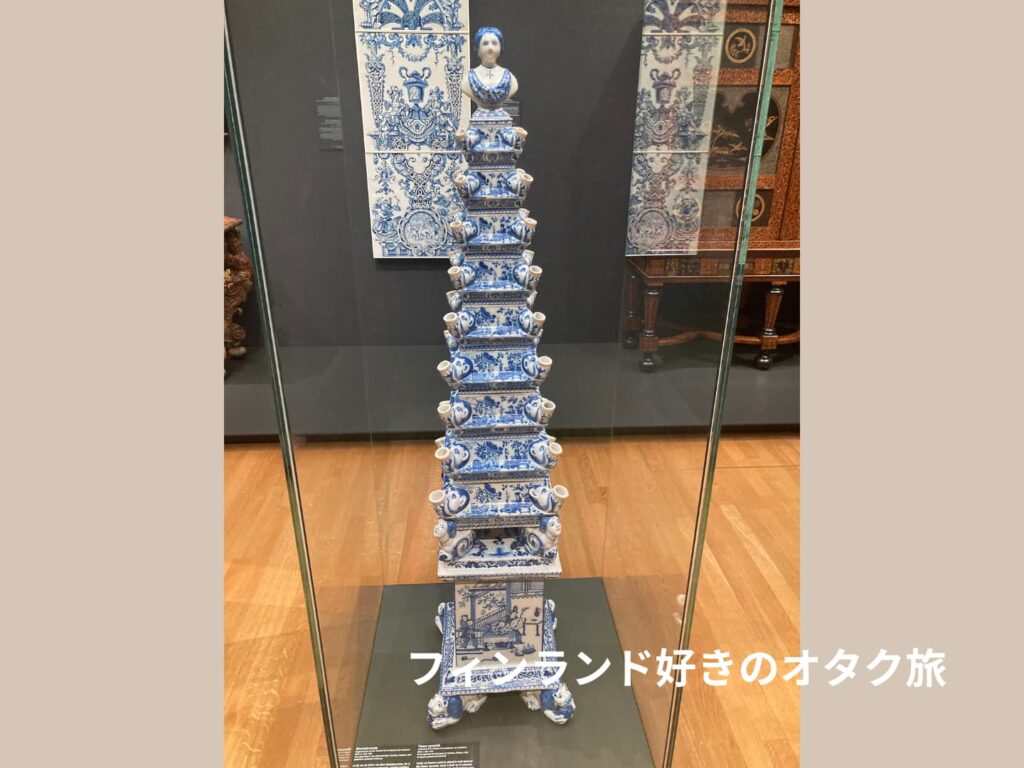 1.5mくらいありそうな陶器のタワー。「なんだこりゃ？」と思っていたら、チューリップ用の花瓶でした！