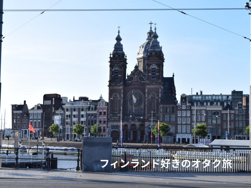 駅前には、聖ニコラース教会（Basiliek van de Heilige Nicolaas）。さすがオランダともいうべき船乗りの聖人。