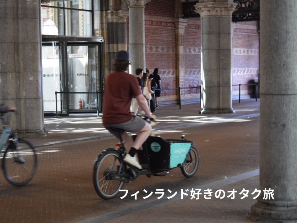 美術館の地上部をくり抜くように自転車用道路が走る